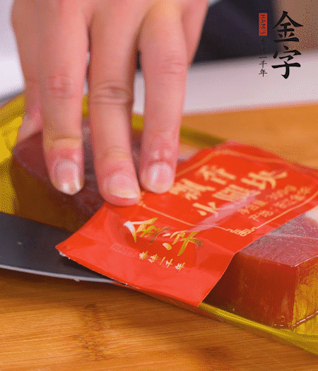 亿万28切片，生姜切丝，葱白切末。