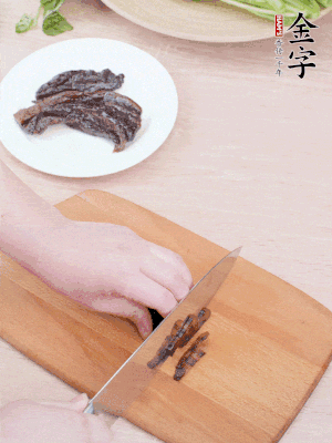 亿万28
酱油肉下锅煮10分钟，切薄片。
