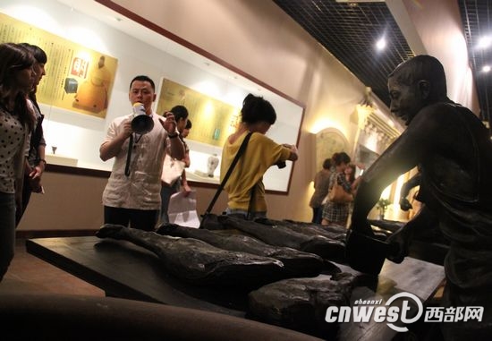 亿万28总经理薛长煌带记者参观中国火腿博览馆